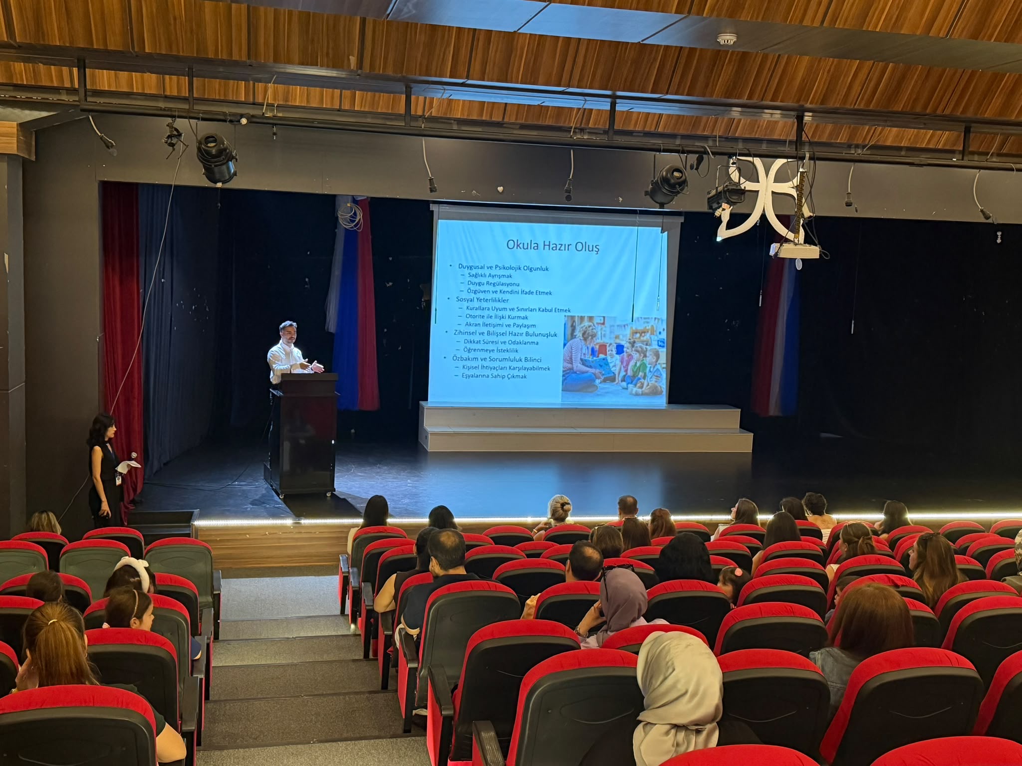 Uzm. Dr. Hüseyin Tunca konferans salonunda Okula Hazır Oluş sunumu yaparken
