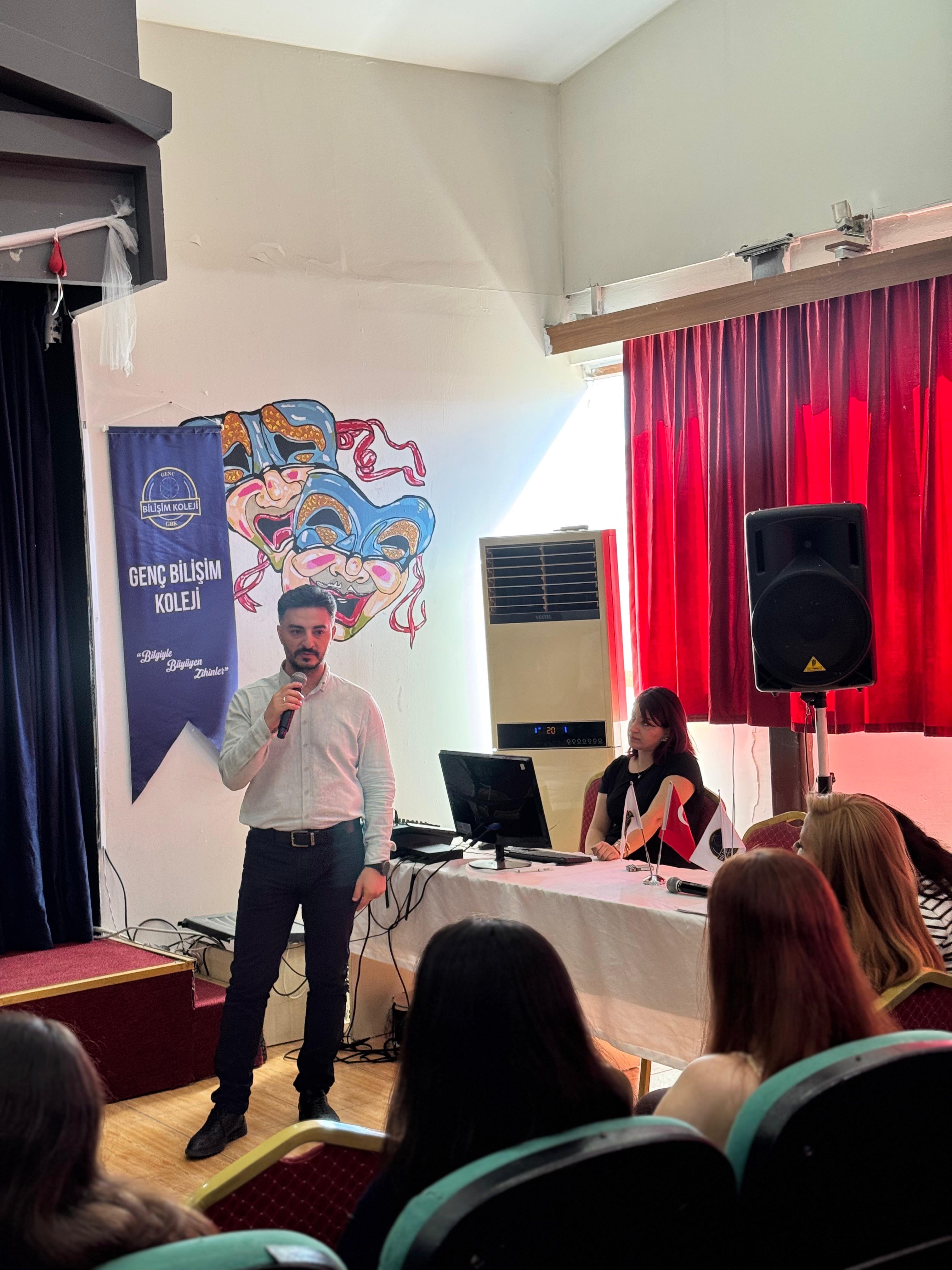 Uzm. Dr. Hüseyin Tunca Genç Bilişim Koleji kürsüsünde seminer verirken